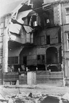 97834 Afbeelding van de zwaar beschadigde gevel van de Psychiatrisch Neurologische Kliniek (Nicolaas Beetsstraat 24) ...